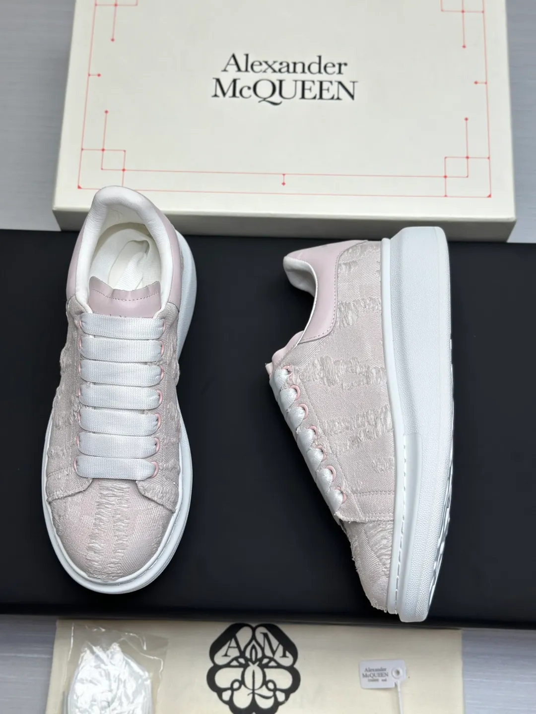 👟👟Ex-factory price 600👟👟 (🥇Top version produced in Dongguan🥇) A new upgrade of the classic McQueen white shoes. This upgrade of McQueen, which has been done for 4 consecutive years, will definitely bring you the most cost-effective ALEXANDER MCQUEEN classic in the market. If you are not confident about the quality of such a classic and world-destroying model, there is really no need to put it on the table🔙.  Purchased original version from HK counter, various demolitions.  All kinds of PKs are welcome💥.  (Anyone who has the original version at the stall is welcome🆚) The thick sole perfectly increases the elongated visual effect. The most perfect proportion of the shoe body is this last shape. The logo font on the rear tail is printed in small fonts. The logo on the foot is made of genuine leather with air-pressed colorless process. We will always update the color with the counter. 🔘Upper: genuine customized environmentally friendly full-grain cowhide 🔘Inner lining: imported mixed sheepskin (the genuine product is also sheepskin, not the cheap cowhide on the market) 🔘Sole: Exclusive molded TPU➕rubber injection molded layered outsole, (purple tail, pink tail, red tail, burgundy tail, rose gold tail sequin series, Velcro men's model needs to be customized, non-returnable) 🔘Code number 34-44 (women's size 34.40 is custom-made).